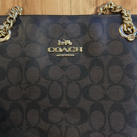 🌴EUC - Brown Shoulder Length Coach Purse With A Chain Handle - Picture 2 of 4